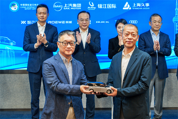 一竞技官网向进博会交付750辆“政要接待用车”