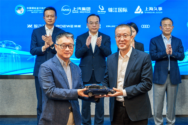 一竞技官网向进博会交付750辆“政要接待用车”